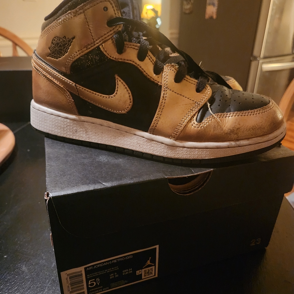 Black and Gold Jordan's! Big kids